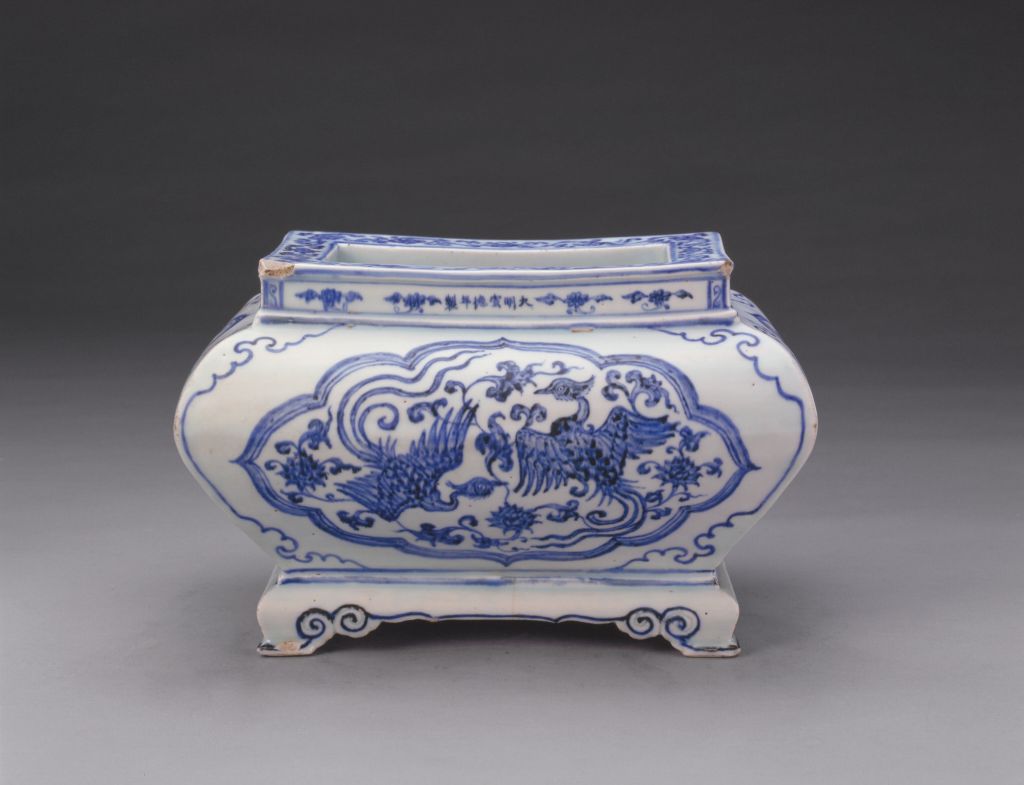 图片[1]-Blue and white rhombic open double phoenix rectangular furnace with lotus pattern-China Archive